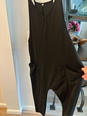 Black Women's V-Neck Pocket Jumpsuit